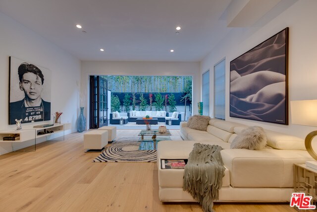 Foto del edificio - 649 HUNTLEY Dr