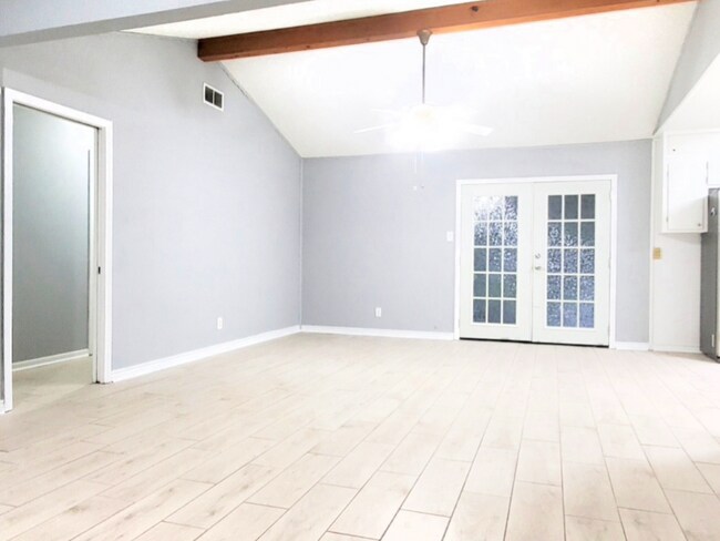 Foto del edificio - 8620 Chateau Cir