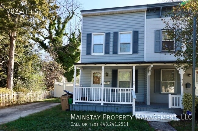 Building Photo - Updated 2 Bedroom Townhome W/ Fenced Yard!