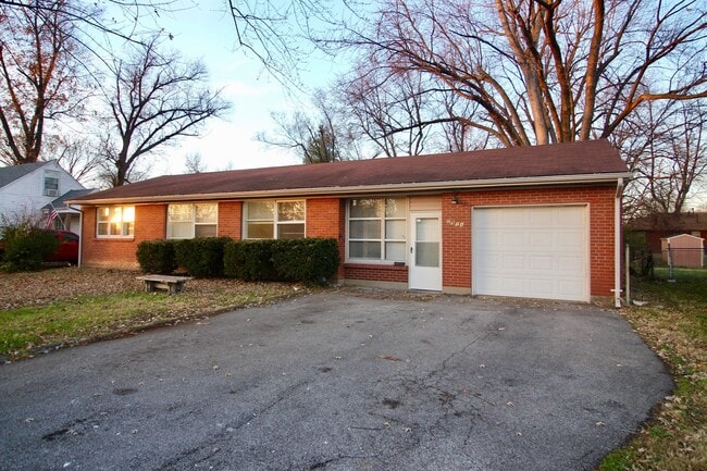 Building Photo - Adorable 3-brm brick ranch with lots of na...