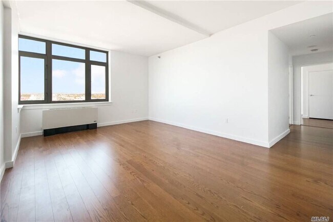 Foto del edificio - 40-26 College Point Blvd