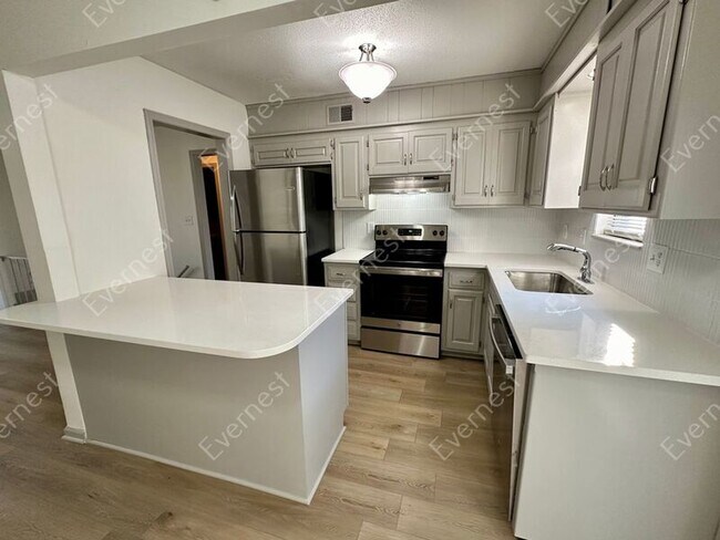 Foto del edificio - 602 NE Magellan Ave