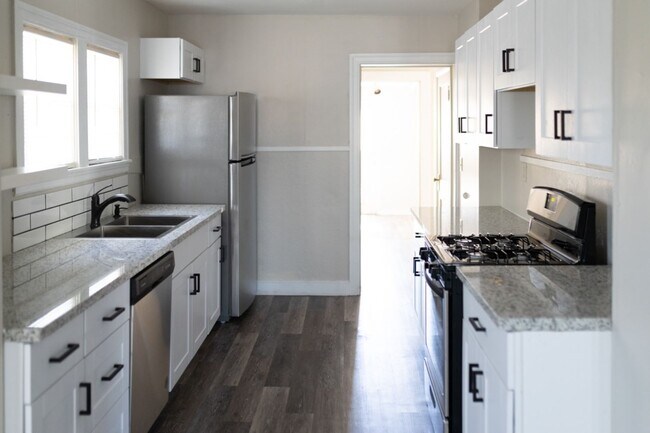 Foto del edificio - NEWLY RENOVATED!! Modern, Bright, 4 Bed 2 ...
