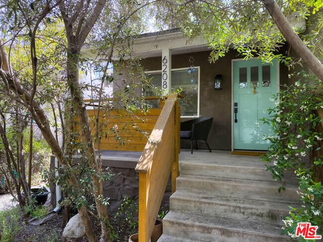 Foto del edificio - 6208 Hayes Ave