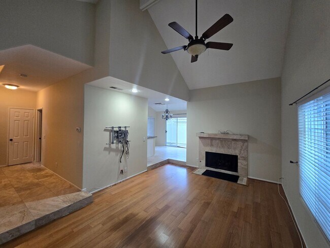Foto del edificio - $1000 OFF FIRST MONTH'S RENT! 3 Bedroom 2.5 Bath Townhome,