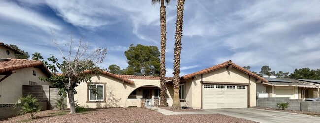 Building Photo - Gorgeous Single Story 3 Bed, 2 Bath Single...