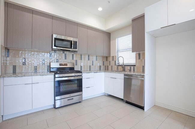 Building Photo - 6825 Whitsett Ave