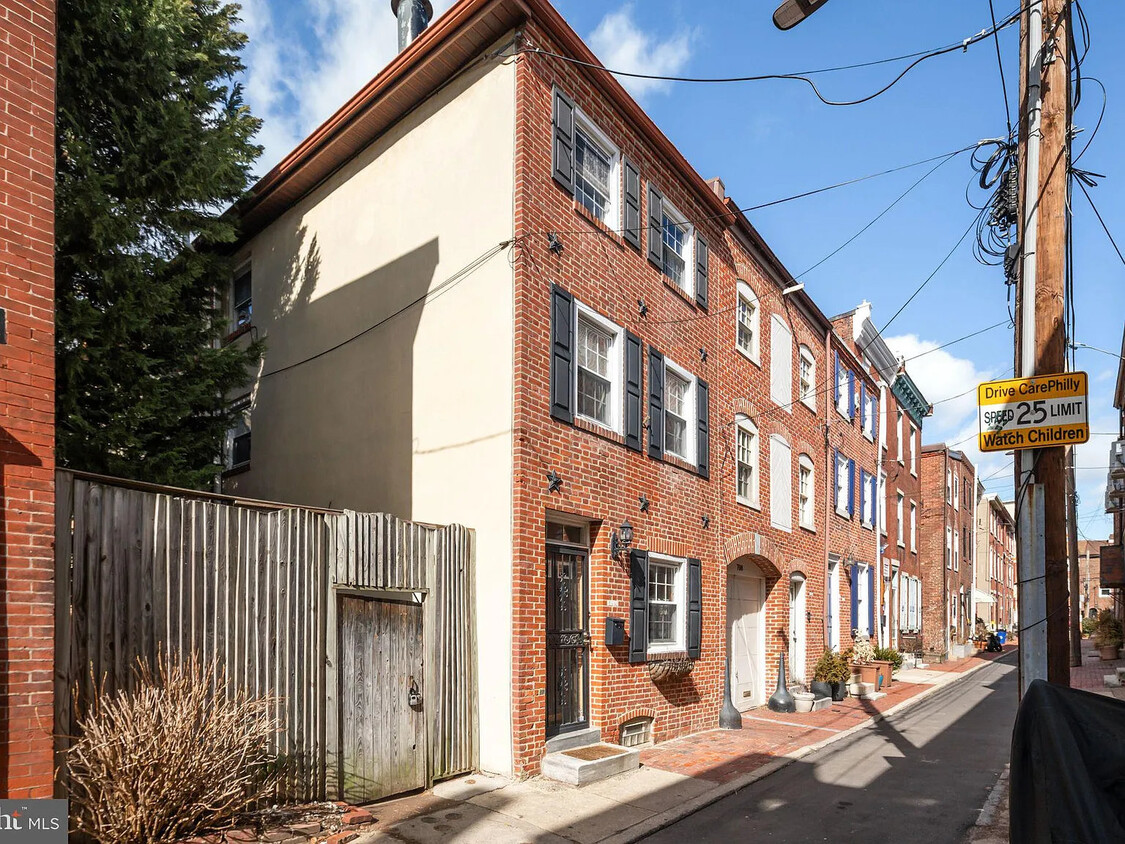 Exterior - 706 N Bodine St