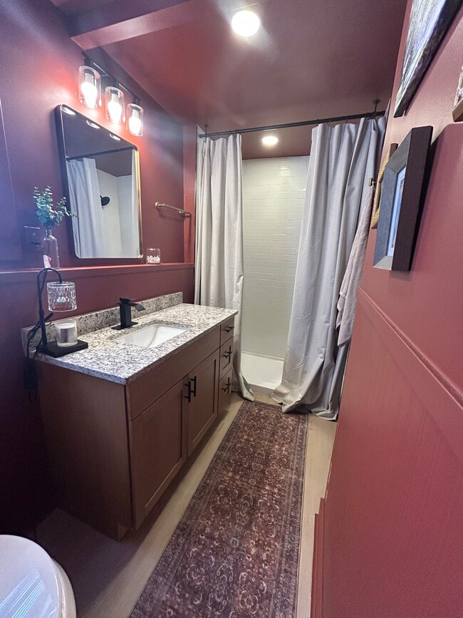 Foto del edificio - 904 E Main St