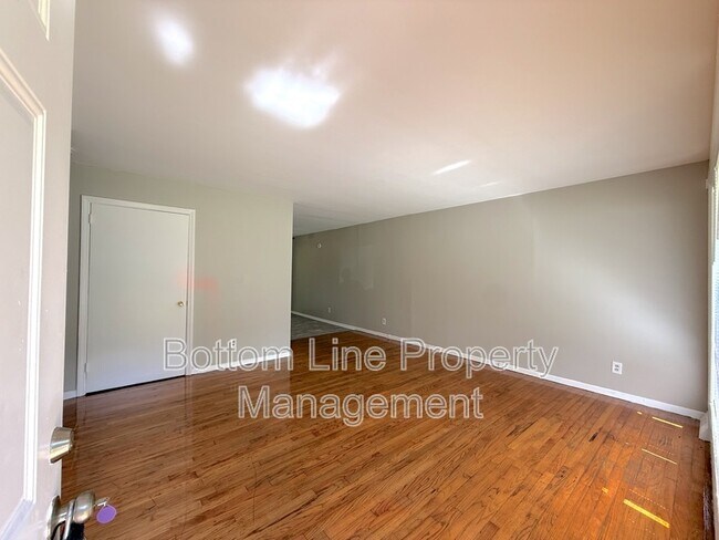 Foto del edificio - 561 Blendwood Dr