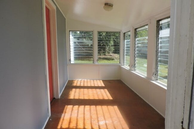 Building Photo - 3204 Silver Lake Dr