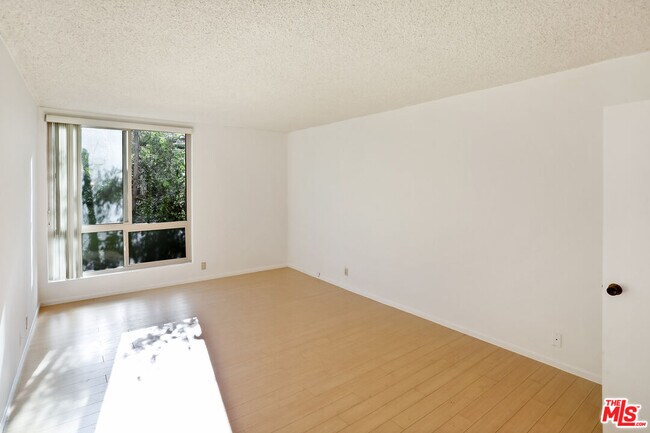 Foto del edificio - 809 S Bundy Dr