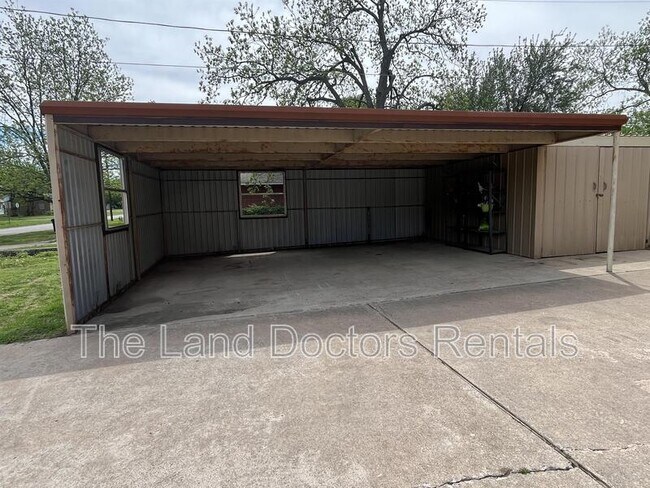 Building Photo - 503 S Johnston