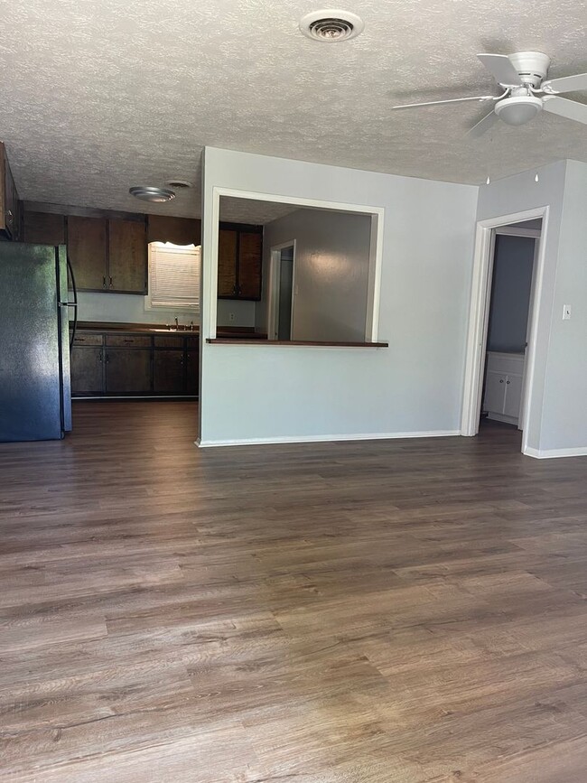 Building Photo - 2BR 1 Bath Duplex off Whitehead Rd! Availa...