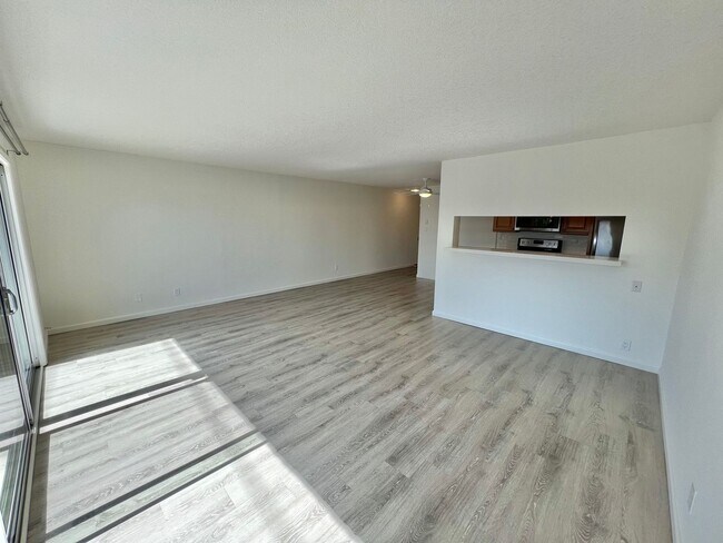 Building Photo - Top Floor Ocean View 1 Bed | Fully Remodeled | Large Balcony | Prime 2nd Street Location