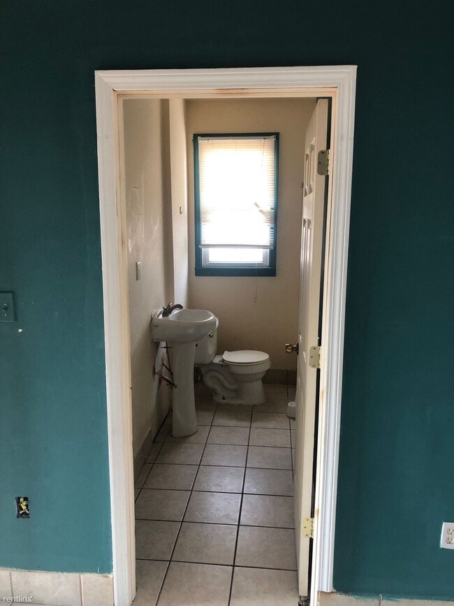 Building Photo - 1 br, 1 bath  - 12605 Minden St