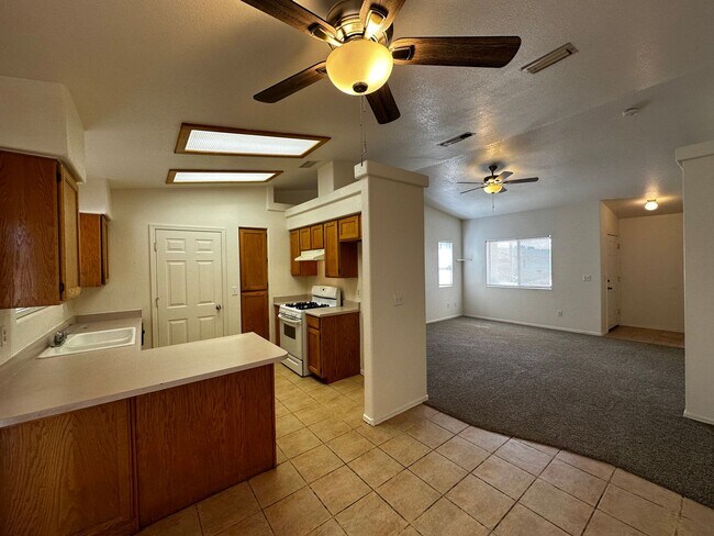 Building Photo - 3 Bedroom 2 Bathroom Home