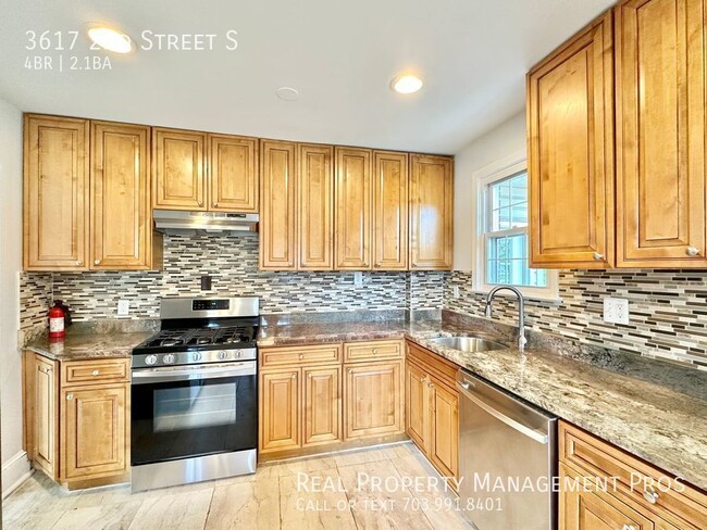 Building Photo - Stunning, Sun-Drenched Home- 1 Mile to Bal...