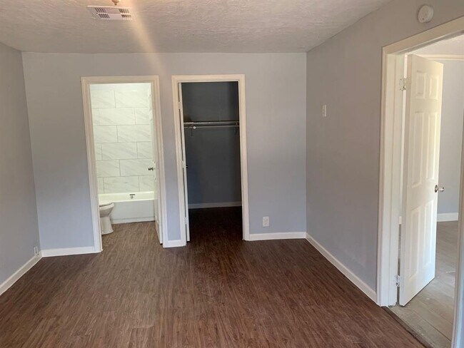 Building Photo - 5431 Willow Glen Dr