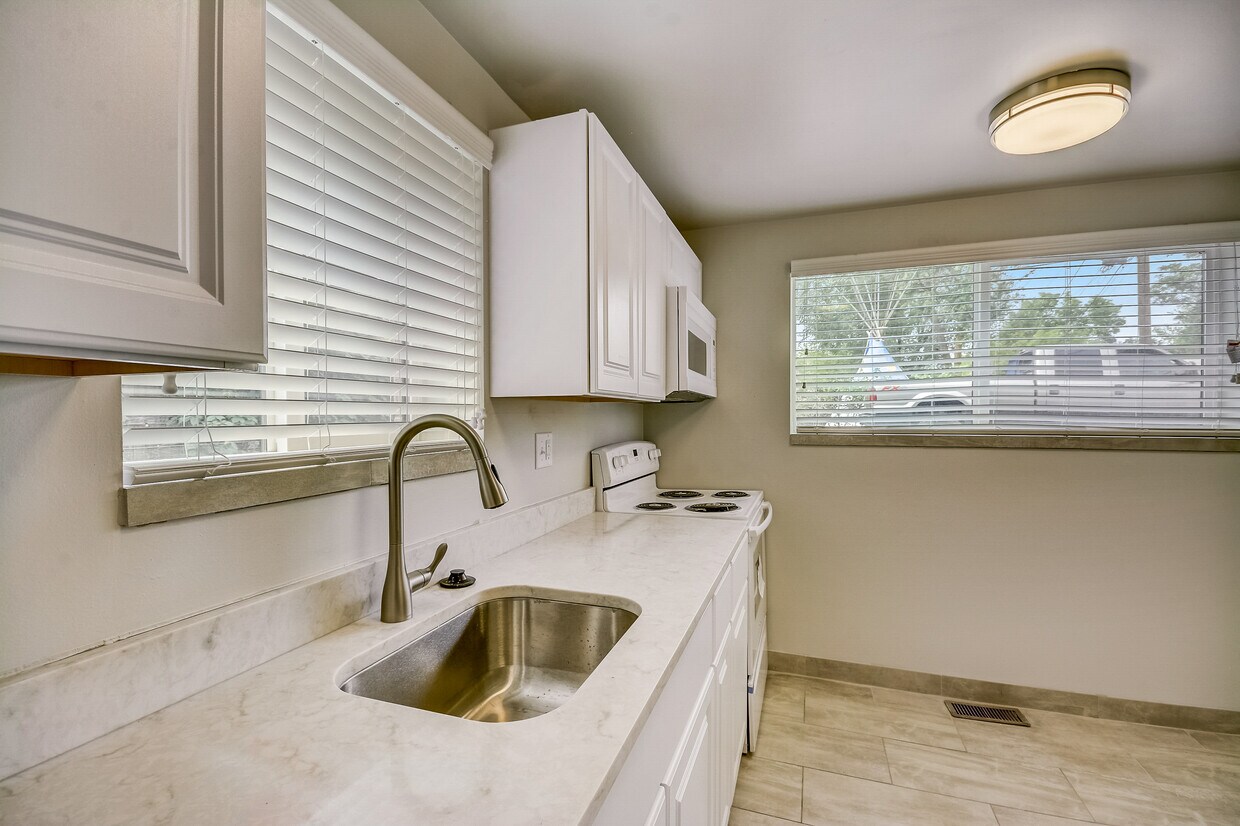 Foto principal - 554 S Douglas St