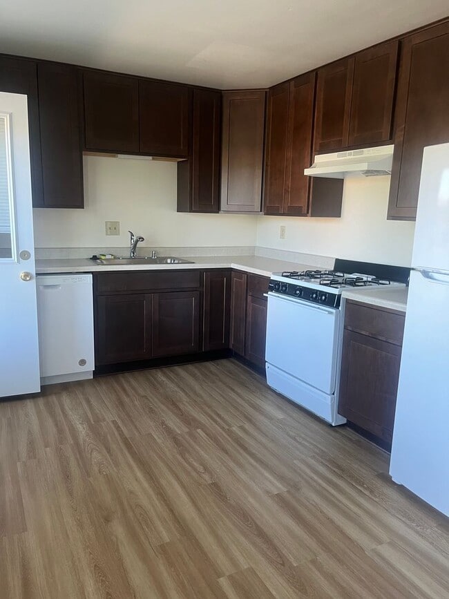 Building Photo - 3 Bedroom 2 1/2 Bath Townhome