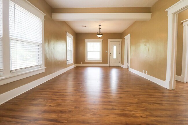 Foto del edificio - 3 Bed 1 Bath in beautiful location!