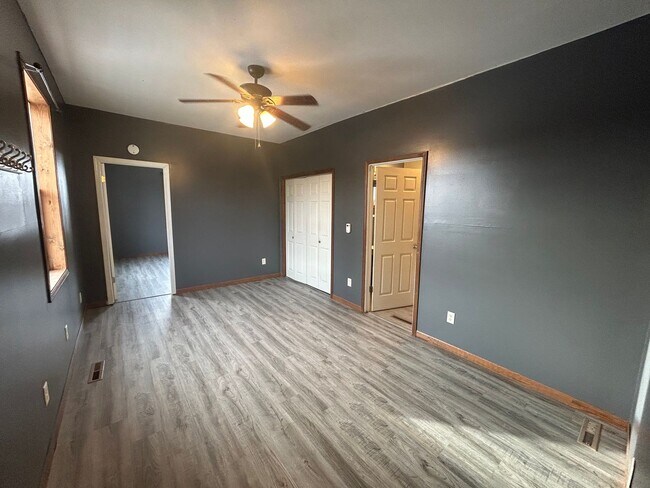 Foto del edificio - Two bedroom single family house within walking distance of Blessing Hospital.