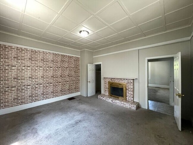 Foto del edificio - 4 bedroom 2 bath house