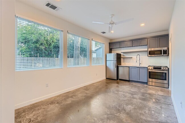 Building Photo - 2102 Haskell Street Unit B