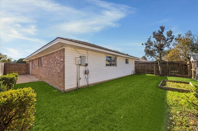 Building Photo - 1808 Wren Dr