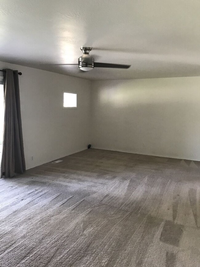 Building Photo - 3BED2BATH - YARD, GARAGE,