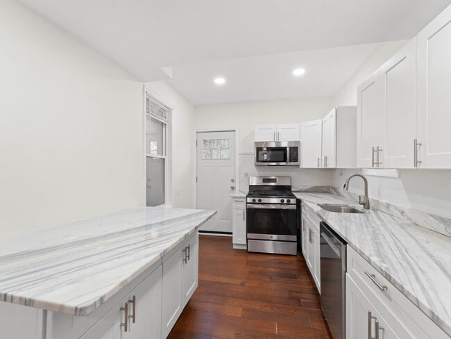 Foto del edificio - 2443 Nicholas St