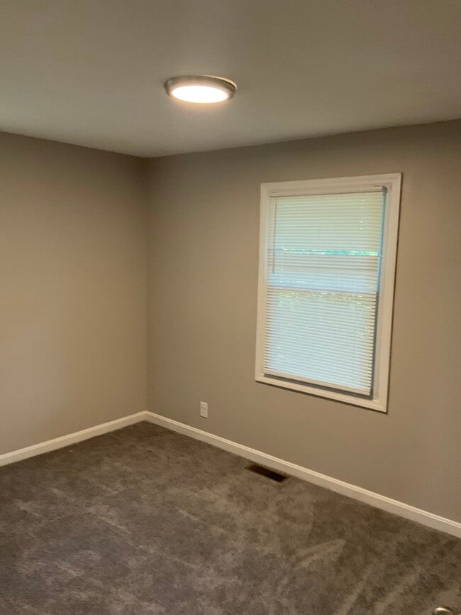 Building Photo - 1/2 MONTHS RENT FREE WITH A SIGNED LEASE B...