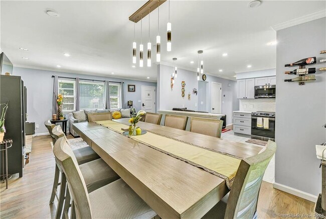 Foto del edificio - 635 Booth Hill Rd