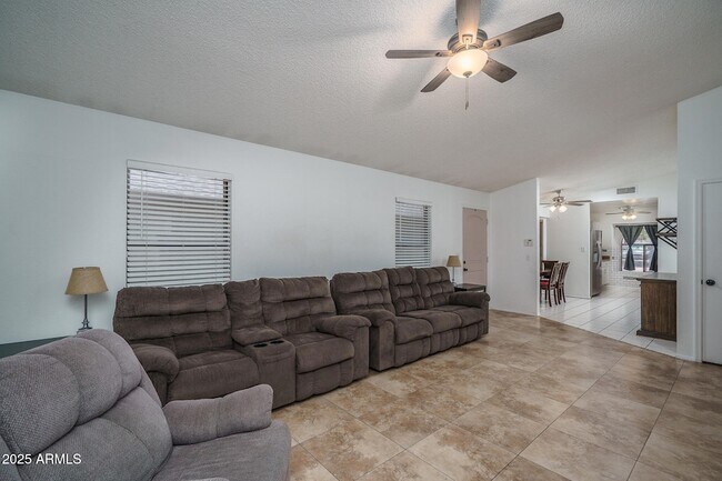 Foto del edificio - 6450 W Lawrence Ln