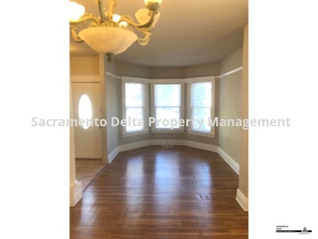 Building Photo - Downstairs 2/1 in Gorgeous Victorian Duplex