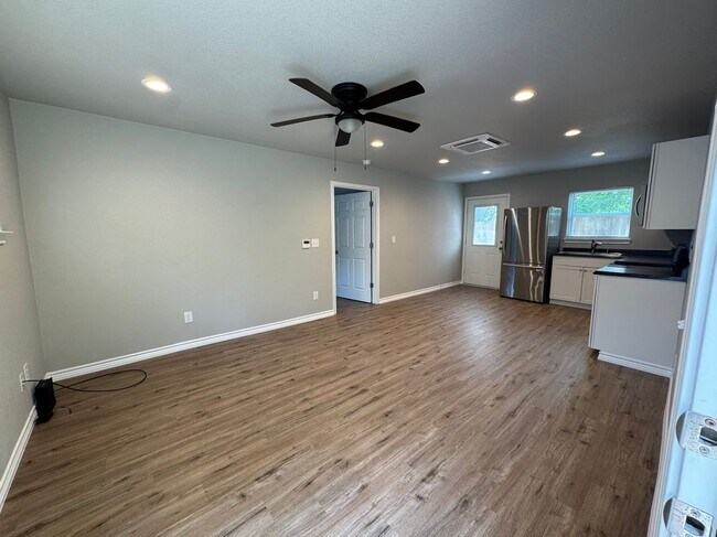 Foto del edificio - 320 W 6th St