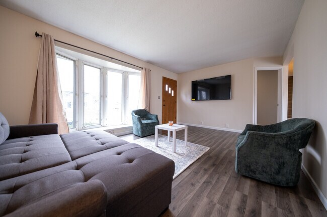Foto del edificio - 736 Bartelmy Ln N