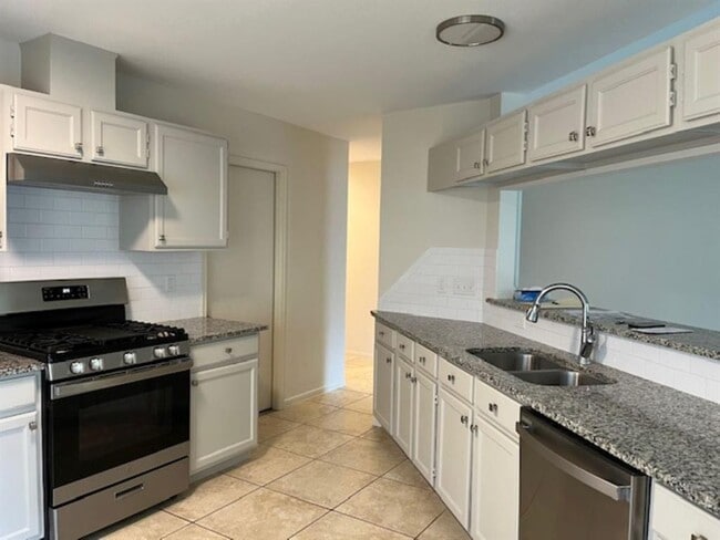 Building Photo - 2502 Clear Ridge Dr
