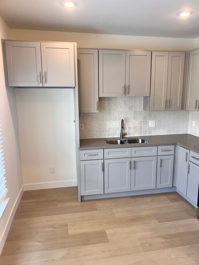 Interior Photo - west415