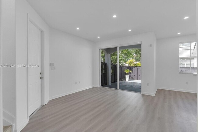 Foto del edificio - 8165 NW 108th Ave