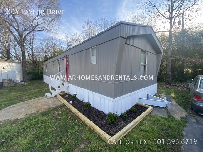 Building Photo - 304 Taylor Drive | $795 | 2 beds, 2 full b...