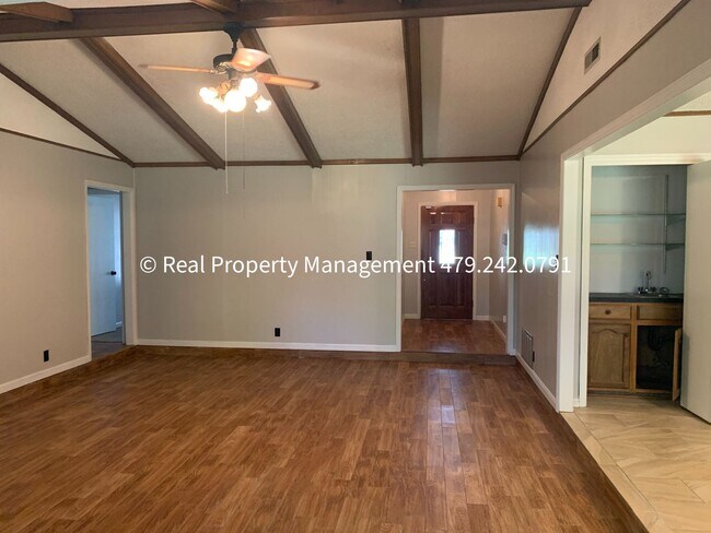 Building Photo - COMING IN NOVEMBER! Charming 3 bed 2 bath ...