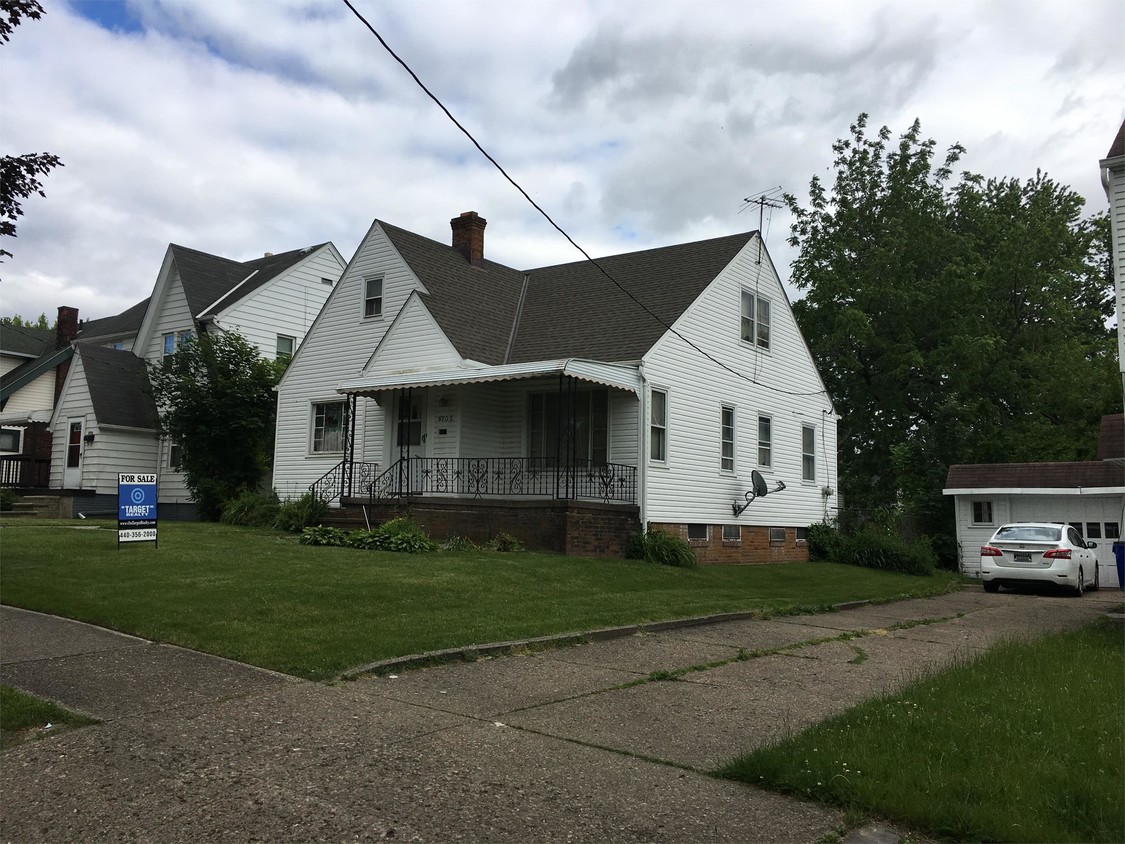 Primary Photo - 8702 Rosewood Ave