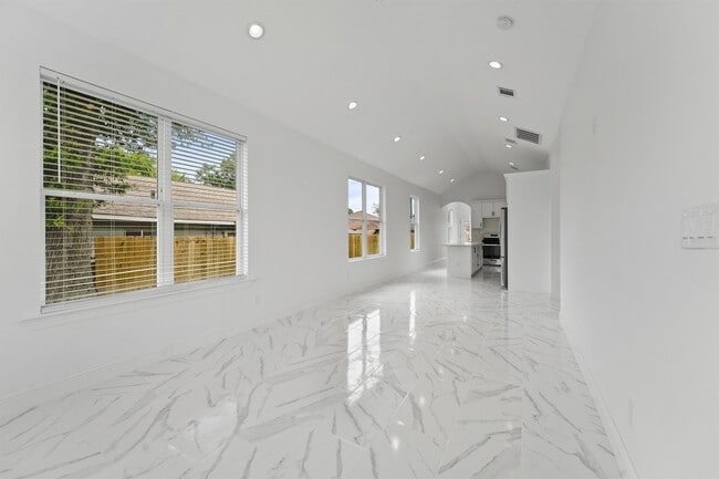 Foto del edificio - 225 Royder St