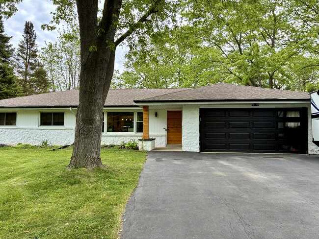 Building Photo - W150N7132 Country Ln