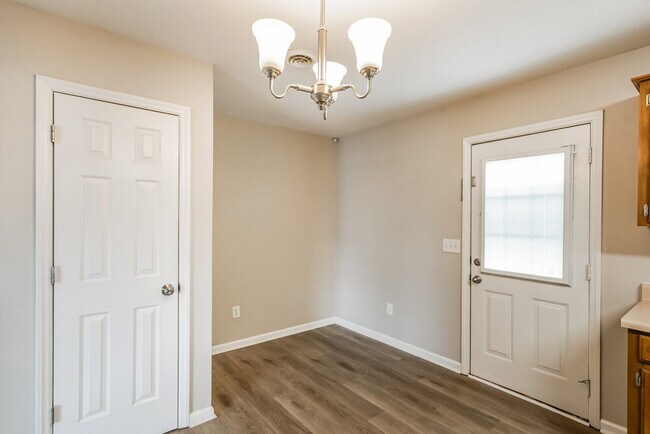 Building Photo - 2906 Kedzie Dr
