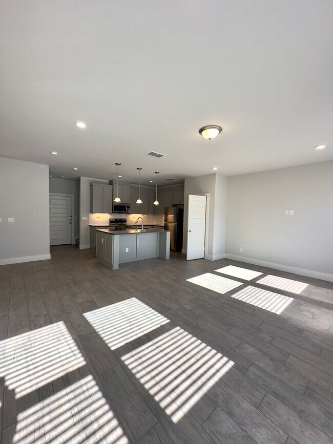 Foto del edificio - Beautiful SFH Available For Rent! Located ...