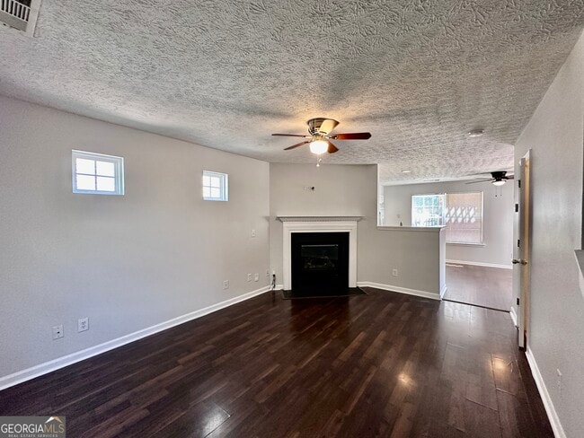 Foto del edificio - 215 Silver Ridge Dr