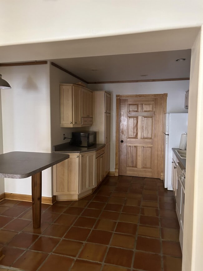 Building Photo - 138 W 1st St